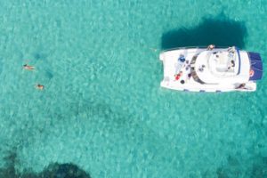 Catamarano Futurismo Asinara nelle acque cristalline dell'isola dell'Asinara