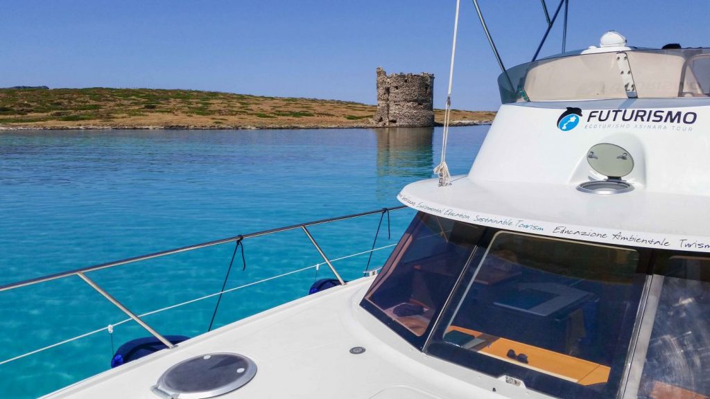 Il catamarano pelagos in rada nelle piscine naturali di Stintino