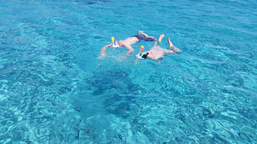 Sosta bagno alle piscine naturali di Stintino Asinara