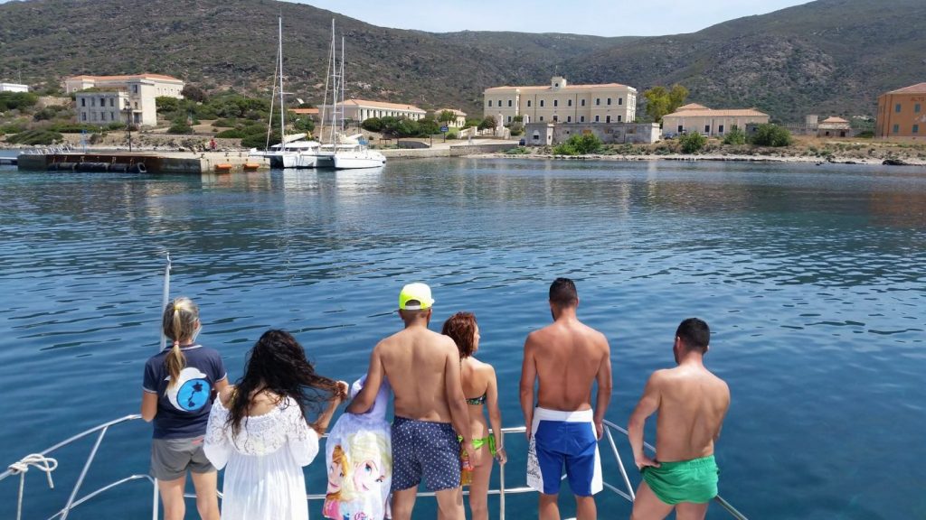 Arrivo al molo di Cala Reale, escursioni asinara in catamarano