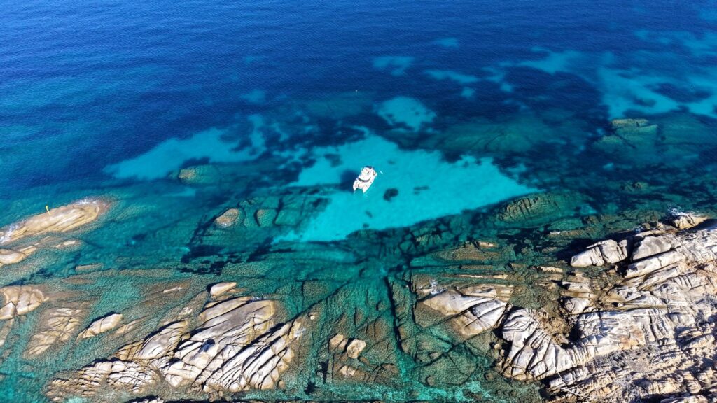 Sosta bagno in catamarano all’Asinara nelle calette turchesi del Parco Nazionale